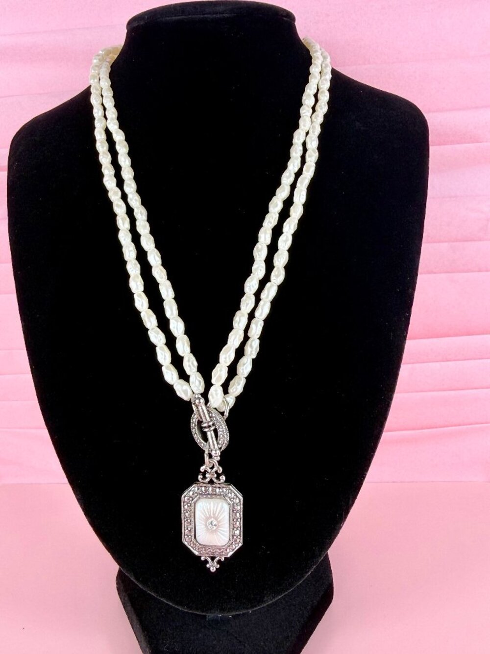 Vintage Avon Faux Peral Frost light Pendant Choker 16" Toggle Clasp Necklace